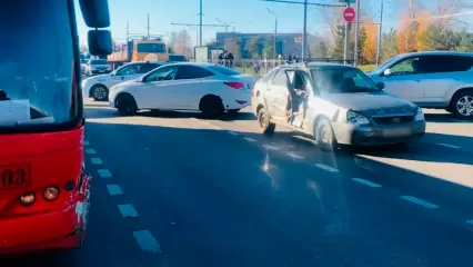 В Татарстане женщина получила перелом в аварии с автобусом - НТР 24