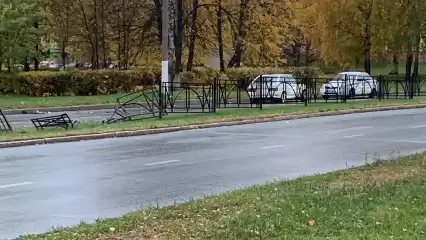 В Нижнекамске рядом с «Лентой» легковушка протаранила ограждение