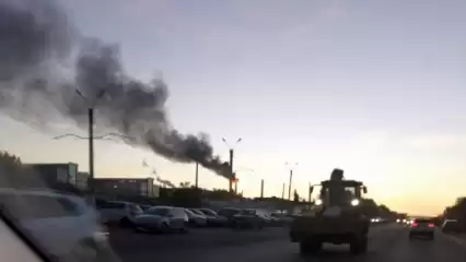 Жители Нижнекамска заметили чёрный дым на промзоне - НТР 24