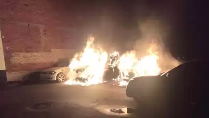 Ночью в Казани сгорела «Тойота», огонь подпалил ещё три иномарки