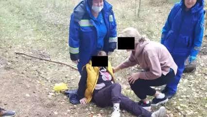 В Казани спасатели достали из оврага упавшую туда во время прогулки 51-летнюю женщину - НТР 24