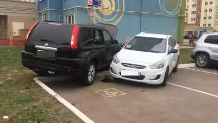В нижнекамском дворе произошла авария с участием трёх иномарок - НТР 24