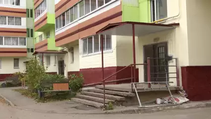 Прокуратура предписала исполкому Нижнекамска починить разбитое крыльцо в доме на ул. Менделеева - НТР 24