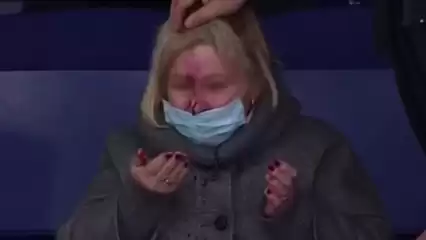 На матче «Ак Барса» в Казани шайбой разбили лицо болельщице
