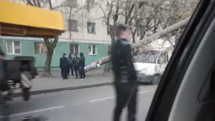 В Татарстане на припаркованный грузовик упал бетонный столб - НТР 24