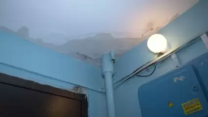 Квартиры в доме на ул. Юности в Нижнекамске много лет топит из-за сломанных ливневок на крыше - НТР 24