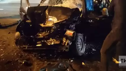 В Челнах в результате столкновения с вахтовым автобусом погиб водитель легковушки