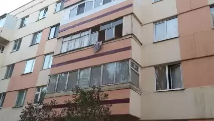 В Нижнекамске мужчина выпал из окна своей квартиры
