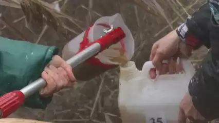 На промзоне Нижнекамска обнаружили трубу, через которую сбрасывается вода странного цвета - НТР 24