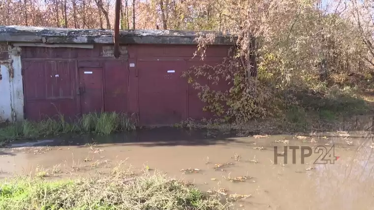 В Нижнекамске бьющая из-под земли вода топит гаражи в п. Строителей