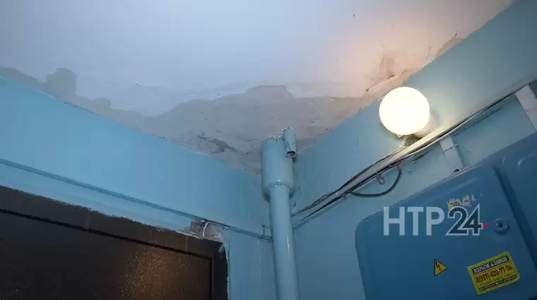 Квартиры в доме на ул. Юности в Нижнекамске много лет топит из-за сломанных ливневок на крыше
