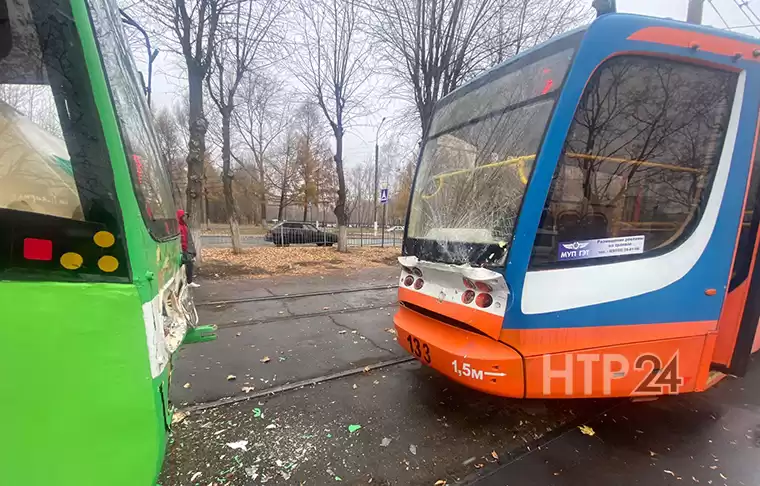 В Нижнекамске столкнулись два трамвая