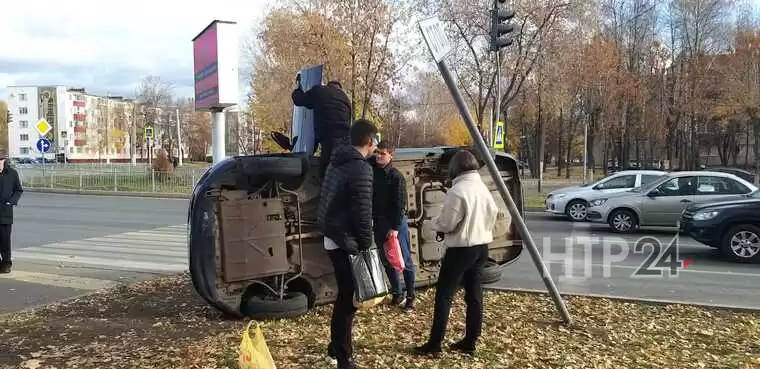 При аварии в Нижнекамске был повреждён дорожный знак