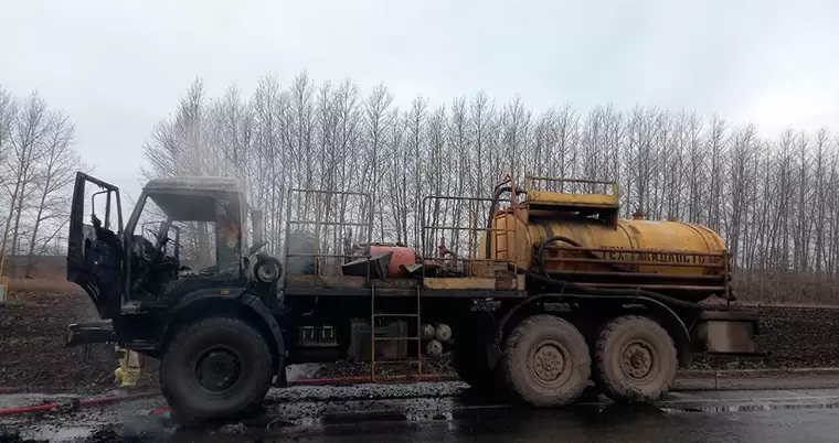 В Татарстане на ходу загорелся отечественный грузовик