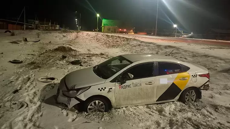 Под Нижнекамском автомобиль «Яндекс.Такси» на скорости вылетел в кювет