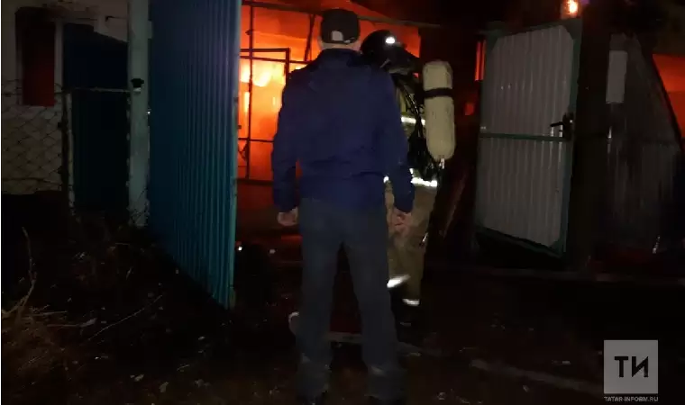 В Татарстане пожарные спасли из огня женщину