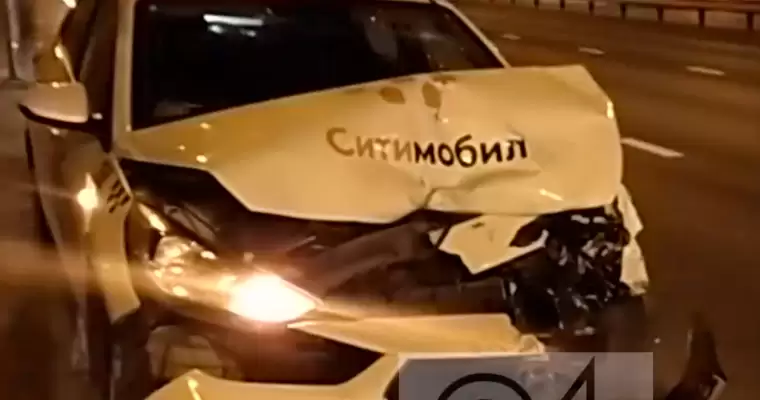 В Татарстане при столкновении легковушки и кареты скорой помощи один из водителей получил переломы