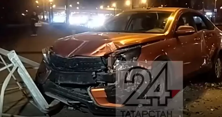 В Татарстане в результате аварии отечественный автомобиль снёс забор