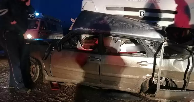 Водитель легковушки погиб при лобовом столкновении с отечественным грузовиком в Татарстане