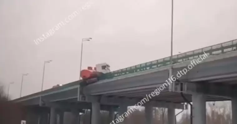 В Татарстане грузовик с цистерной врезался в забор и повис на мосту