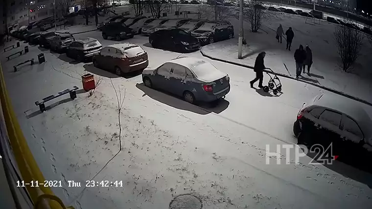 Нижнекамка показала видео, на котором у её коляски крадут колёса