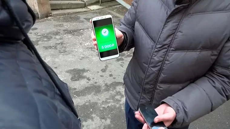 В Нижнекамске поймали четверых мошенников, которые покупали смартфоны, но не платили за них