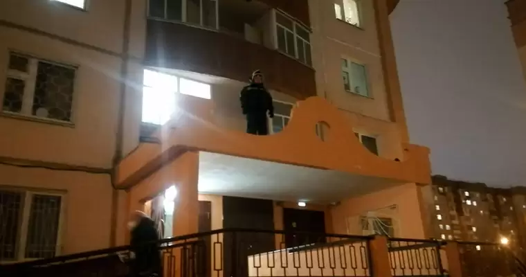 Татарстанские спасатели сняли труп с козырька дома