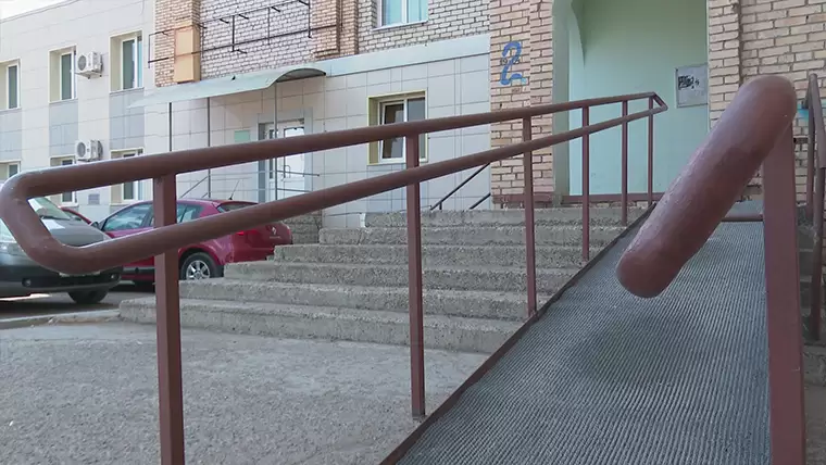 В Казани девочка упала на лестнице и сломала ногу, прокуратура провела проверку