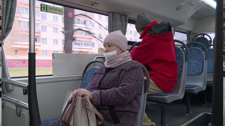 Нижнекамка хочет узнать, почему её привитых родителей высадили с автобуса