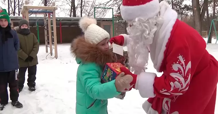 Сотрудники НТР первыми принесли подарки для благотворительной акции «Стань Дедом Морозом!»
