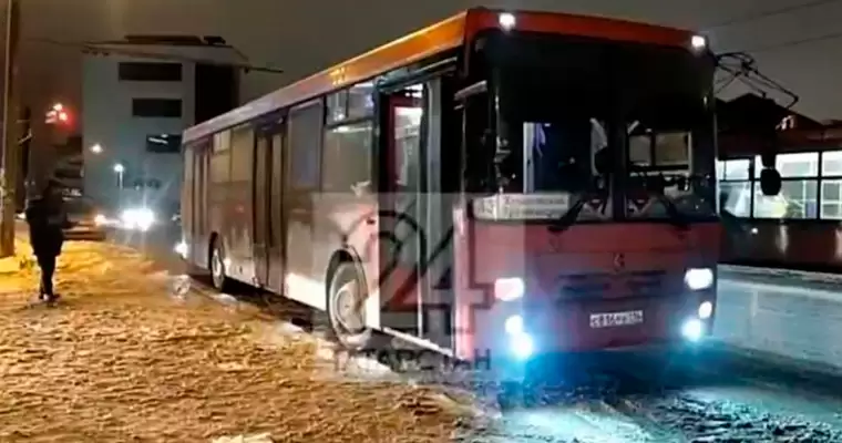 В Татарстане пьяные пассажиры автобуса ударили шофёра «розочкой» в грудь