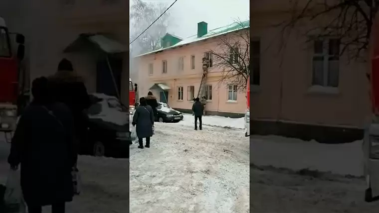 На видео попало, как татарстанские пожарные спасают женщину через окно