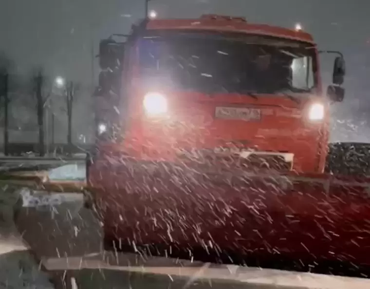 «Всех с первым снегом»: Максим Санков показал, как чистят улицы города