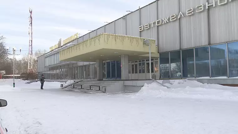 Жители Нижнекамска замерзают в ожидании автобусов на автовокзале
