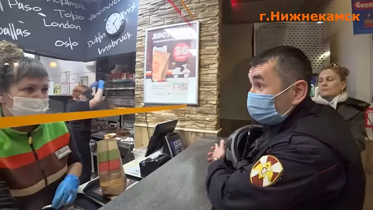 В Нижнекамске росгвардеец встал на защиту людей без QR-кодов в ТЦ