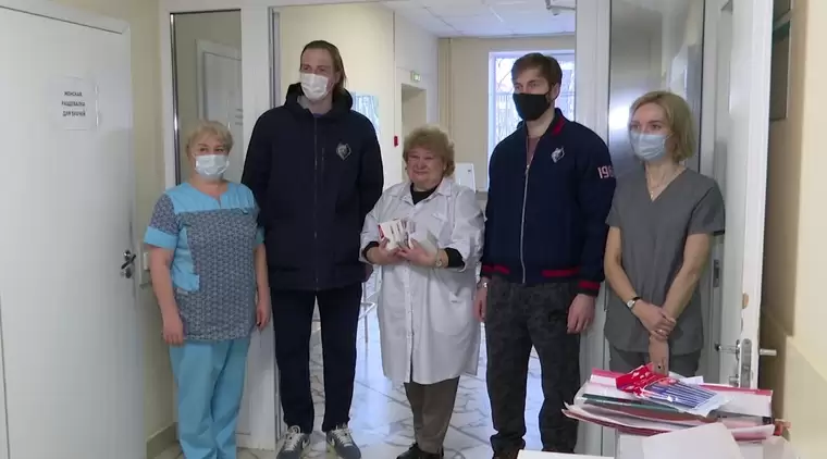 Хоккеисты «Нефтехимика» вручили медикам нижнекамского COVID-госпиталя подарки
