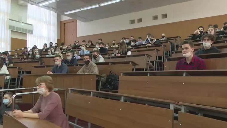 Студенты Татарстана смогут бесплатно добираться на общественном транспорте до учебного заведения