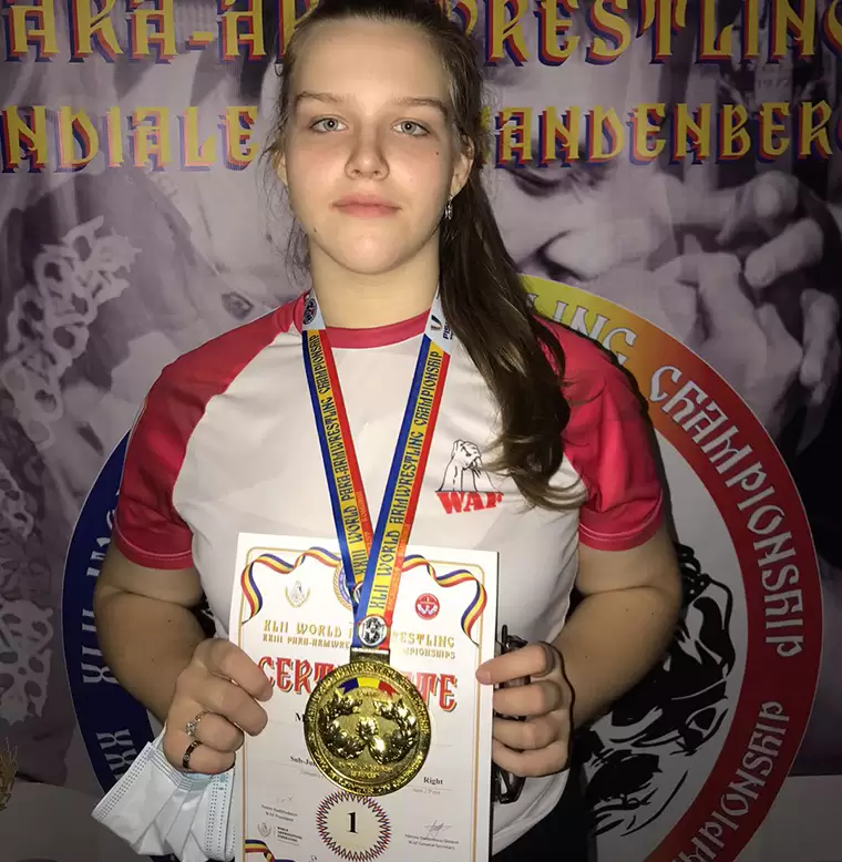 Марта Волкова заняла на первенстве мира по армрестлингу первое место в весовой категории свыше 70 кг (возрастная категория 14-15 лет)