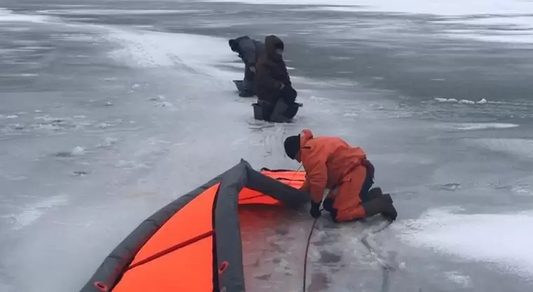 На реке Мёша в Татарстане спасли двух рыбаков, под которыми начал ломаться лёд
