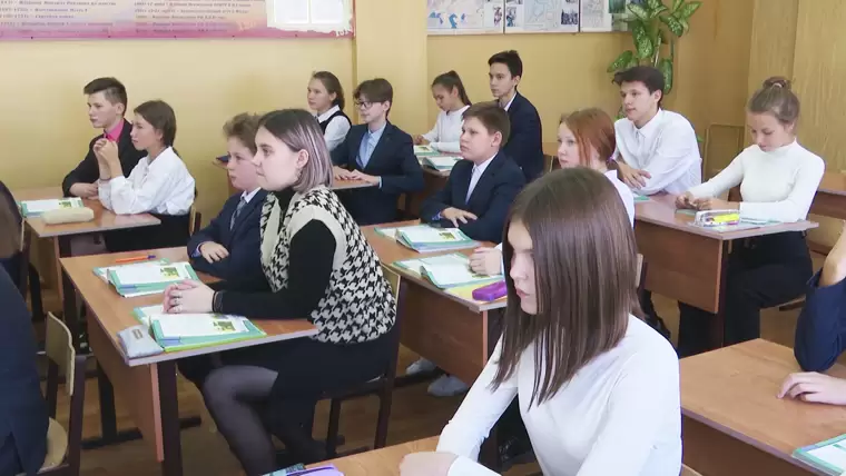 Из-за отстранения непривитых учителей в Нижнекамске по некоторым предметам могут ввести «дистанционку»