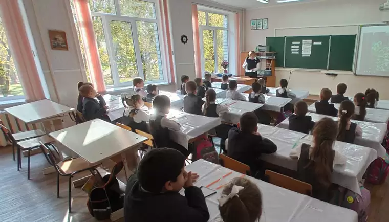 В Нижнекамске отстранят от работы 13 учителей за отказ от вакцинации