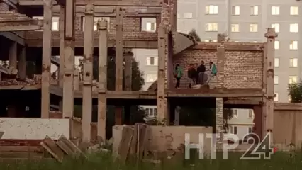 Дети в Нижнекамске играют на заброшенной стройке
