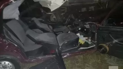 В Татарстане пассажиров зажало в салоне после того, как легковой автомобиль влетел в прицеп - НТР 24