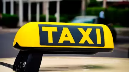 В Татарстане таксист вернул полмиллиона рублей мужчине, который хотел перевести их аферисту