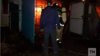 В Татарстане пожарные спасли из огня женщину