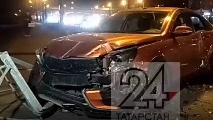 В Татарстане в результате аварии отечественный автомобиль снёс забор - НТР 24