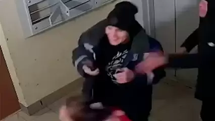 В Нижнекамске друзья сироты громят ее подъезд - НТР 24