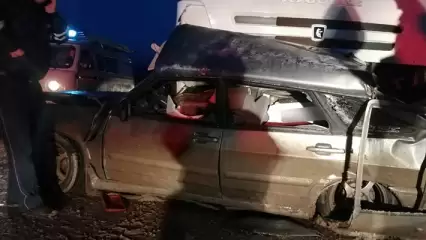 Водитель легковушки погиб при лобовом столкновении с отечественным грузовиком в Татарстане - НТР 24