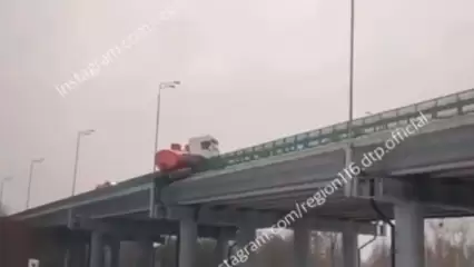 В Татарстане грузовик с цистерной врезался в забор и повис на мосту - НТР 24