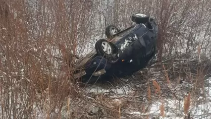 В Татарстане с дороги вылетел отечественный автомобиль и перевернулся - НТР 24
